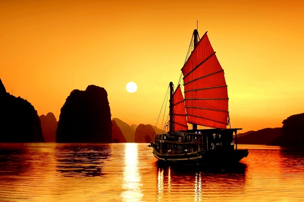 “Chiếc thuyền ngoài xa” mang đến một bài học đúng đắn về cách nhìn nhận cuộc sống con người. 